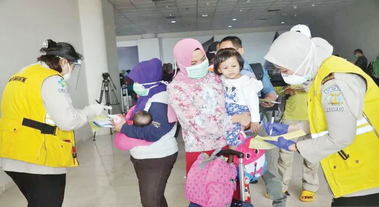 Aturan Baru Visa TKA dalam Uji Coba, Durasi Lebih Lama tapi Tidak Bisa Diperpanjang 1 ILUSTRASI— Para Tenaga Kerja Indonesia (TKI) dari Malaysia saat tiba di Bandara Internasional Kualanamu Kabupaten Deliserdang, Sumatera Utara.