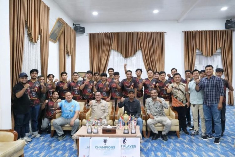 Wakili Sumbar, Tim Futsal Tanah Datar Siap Bertarung di Region Sumatera 1 PELEPASAN TIM— Bupati Tanah Datar, Eka Putra, melepas Tim Futsal Tanah Datar untuk berlaga pada Nagari Nusantara Futsal League Tingkat Region Sumatera di Pematang Siantar, Provinsi Sumatera Utara, di gedung Indojolito Batusangkar, Kamis (19/6).