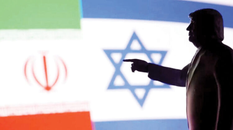 Konflik Iran dengan Israel dan AS, Komisi I DPR Minta Pemerintah Desak PBB Hentikan Eskalasi 1 ILUSTRASI— Presiden AS Donald Trump dengan latar bendera Israel dan Iran menggambarkan ketegangan geopolitik terbaru terkait serangan AS terhadap fasilitas nuklir Iran.