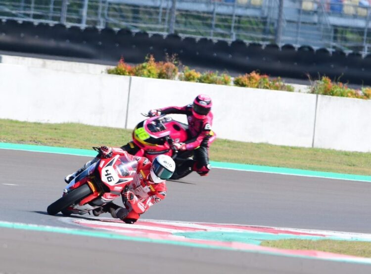 Jaga Tren Positif, CBR Series Siap Melesat Kencang di Sirkuit Mandalika 1 BALAPAN— Pebalap Astra Honda Racing Team (AHRT) berjuang memperbutkan podium.