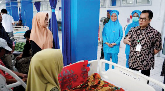 Direksi RSUP Dr. M. Djamil Telusuri Layanan, Pastikan Kualitas Pelayanan dan Efisiensi Operasional 1 TELUSUR PELAYANAN— Dirut RSUP Dr. M. Djamil, Dovy Djanas, saat menelusuri pelayanan di HCU bagian Ilmu Penyakit Dalam.