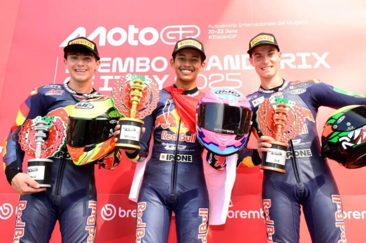Pebalap Binaan Astra Honda Kibarkan Merah Putih di Thailand dan Italia 1 JUARA— Pebalap AHRT yang sedang bersaing di benua Eropa yaitu Veda Ega Pratama (tengah), menjadi pebalap Indonesia pertama yang mengibarkan bendera merah putih pada podium tertinggi secara beruntun di kedua race di ajang kejuaraan junior internasional paling kompetitif di dunia yaitu Redbull MotoGP Rookies Cup.