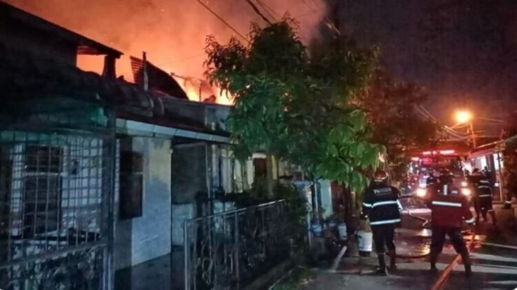 2 Rumah di Mata Air Ludes Terbakar, Kerugian Capai Rp500 Juta 1 PADAMKAN API— Petugas Damkar Kota Padang dibantu personel dari Polri dan TNI mengamankan area dan membantu proses penanganan kebakaran yang menghanguskan dua unit rumah di jalan Komplek Cendana Mata Air Tahap VI, Kelurahan Mata Air, Kecamatan Padang Selatan, Selasa (24/6) dini hari.