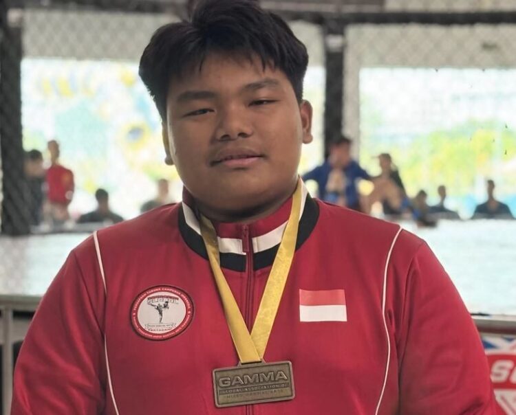 ATLET MUDA— Atlet MMA muda Lintang Satya Putra berhasil mempertahankan status juara dunia dengan meraih emas di Kejuaraan Dunia GAMMA 2025.