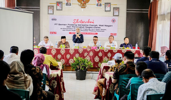 Dukung Pembangunan 12 Nagari, PT Semen Padang Gandeng BUMNag 3 Kecamatan di Padangpariaman 1 SILATURAHMI BUMNAG— Kepala Unit Komunikasi & Kesekretariatan PT Semen Padang Nur Anita Rahmawati, menyampaikan sambutan saat Silahturahmi PT Semen Padang dengan Camat, Perangkat Nagari/Desa se-Kecamatan 2x11 Enam Lingkung, Kecamatan 2 X 11 Kayu Tanam, dan Kecamatan Enam Lingkung, di Aula Kantor Camat 2 X 11 Enam Lingkung, Rabu (25/6).