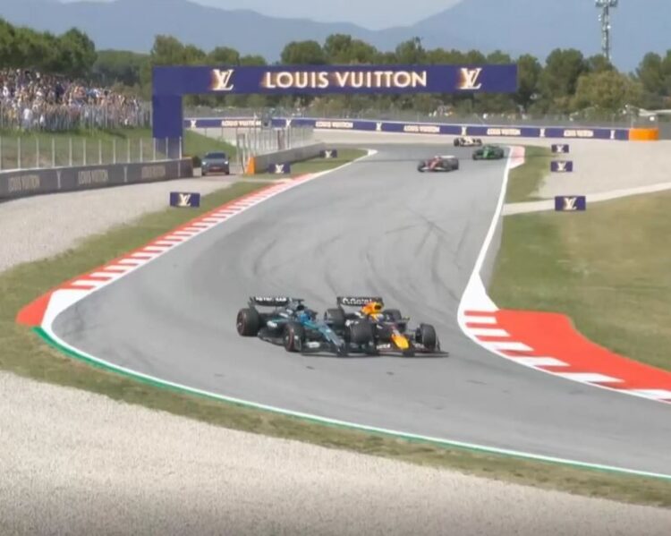 Verstappen Akui Kesalahan Usai Tabrakan dengan Russell di GP Spanyol 1 INSIDEN— Insiden senggolan antara Max Verstappen dan George Russell di GP Spanyol, Minggu (1/6) yang lalu.