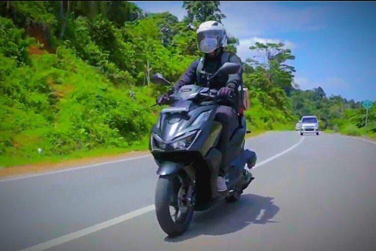 Tips Aman Membawa Barang dengan Sepeda Motor dari Menara Agung 1 TIPS— Pengendara sepeda motor tetap aman saat membawa barang.