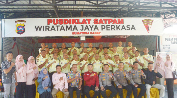 PT WJP Pusdiklat Satpam Sumbar Gelar Diklat Angkatan 99 1 PUSDIKLAT SATPAM— Peserta Diksar Satuan Pengamanan Angkatan 99, Gelombang ke II Tahun 2025 berfoto bersama dengan Dirut PT WJP Muhammad Syaifullah, Pj Wali Nagari Lingkuang Aua Barat dan Kasi Binlat Binmas Polda Sumbar, Kompol Mochammad Rosid.