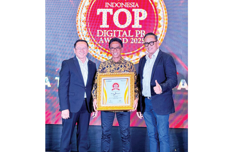 PENGHARGAAN— Bank Nagari kembali menorehkan prestasi gemilang dengan meraih penghargaan bergengsi 7th Indonesia Top Digital Public Relations Award 2025 yang digelar InfoEkonomi.ID. Penghargaan diserahkan di Hotel Sultan, Jakarta pada Kamis (26/6).