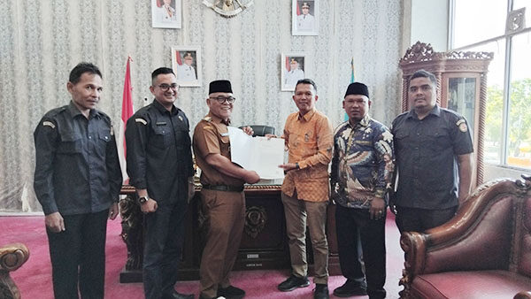 Bawaslu Pasbar Sampaikan Laporan Pertanggungjawaban Pilkada 2024, Wanhar: Sisa Dana Hibah Sudah Dikembalikan 1 SERAHKAN DANA HIBAH— Badan Pengawas Pemilu (Bawaslu) Kabupaten Pasaman Barat menyerahkan laporan pertanggungjawaban penggunaan anggaran dana hibah untuk pelaksanaan Pilkada Serentak 2024 kepada Bupati Pasaman Barat Yulianto.