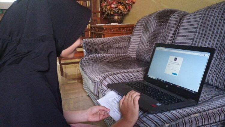 Hari Pertama Pendaftaran SPMB Tingkat SMP, Akses Lemot, Orang Tua Keluhkan Masalah Jaringan 1 PENDAFTARAN ONLINE— Seorang calon siswi SMP tengah melakukan proses pendaftaran online di laman resmi https://psb.diknaspadang.id/, Kamis (19/6). Pada hari pertama pendaftaran SPMB tingkat SMP, masih banyak kendala, salah satunya jaringan yang tidak stabil terutama saat mencoba masuk ke akun.