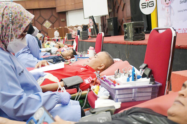 Kepedulian Tanpa Batas, PT Semen Padang Kumpulkan 355 Kantong Darah 1 DONOR DARAH— Direktur Keuangan dan Umum PT Semen Padang, Oktoweri, ikut menjadi pendonor, saat kegiatan peringatan Hari Donor Darah Sedunia, sekaligus menjadi rangkaian perayaan HUT ke-67 pengambilalihan PT Semen Padang dari Belanda ke Pemerintah Indonesia yang jatuh pada 5 Juli mendatang, di GSG Semen Padang.