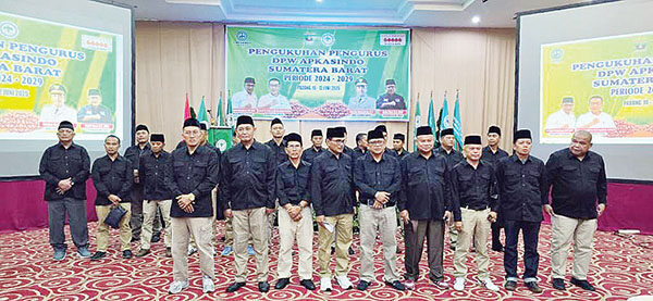 Pelantikan Dihadiri Wagub Vasko Ruseimy, Jufri Nur Resmi Nahkodai DPW APKASINDO Sumbar Periode 2024-2029 1 PENGURUS DPW APKASINDO Sumbar periode 2024-2029 resmi dikukuhkan dan dilantik di Hotel Rocky Padang, Selasa (10/6/2025).