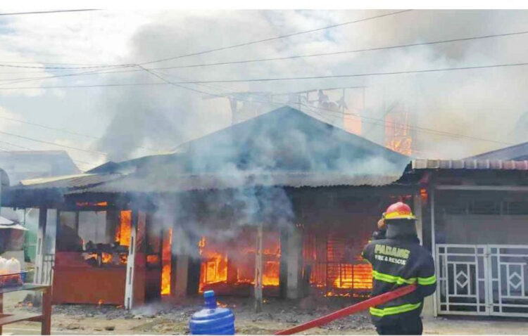 Waspada Kebakaran di Tengah Cuaca Terik, Si Gulambai Habisi Kedai Nasi dan Rumah Kontrakan 1 HABIS TERBAKAR— Rumah kontrakan di Kompleks Perumahan Gery Permai Blok V 21, Kelurahan Padang Sarai, Kecamatan Kototangah, dilalap si jago merah. Musibah ini menyebabkan satu penghuni, Ernawati (44), ibu rumah tangga, mengalami luka bakar di bagian kaki.