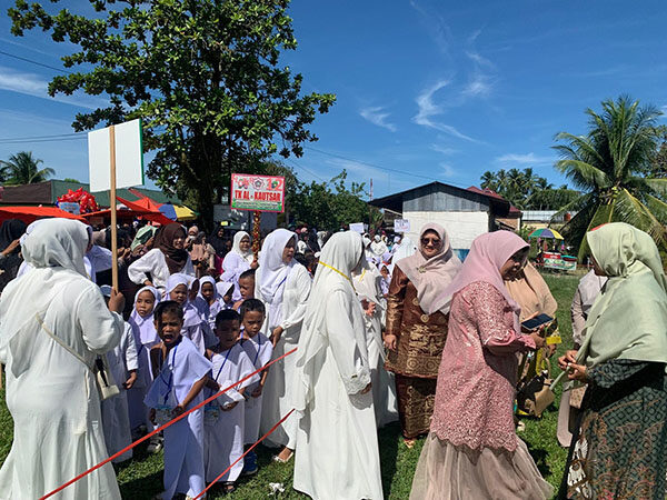 1.260 Murid TK di Lembah Melintang Ikuti Manasik Haji 1 MANASIK HAJI— Ribuan murid Taman Kanak-kanak (TK) dari 28 lembaga pendidikan di Kecamatan Lembah Melintang mengikuti kegiatan Manasik Haji yang digelar di Kuamang, Ujung Gading, Kamis (12/6).