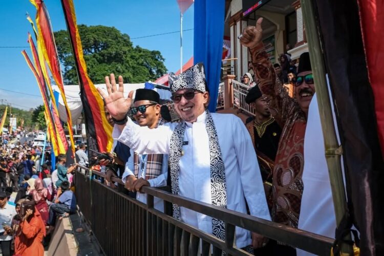 1000 Katidiang Saok Meriahkan SNSE Nagari Tanjung Alam 1 LAMBAIKAN—Bupati Tanahdatar Eka Putra lambaikan tangan pada peserta pawai.