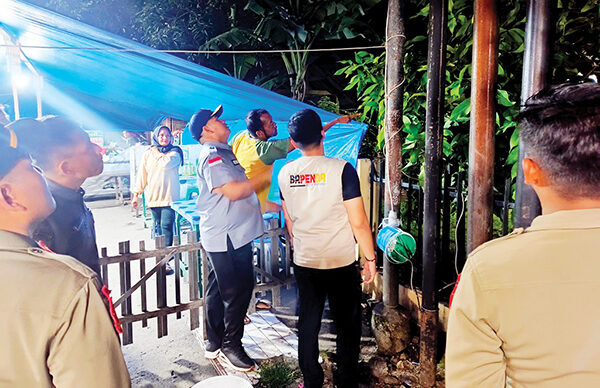 Tim Bapenda Razia Penggunaan PJU Ilegal 1 PEMERIKSAAN— Petugas gabungan Bapenda Padang melakukan pemeriksaan dan pengecekan arus listrik untuk memastikan listrik digunakan secara ilegal, di kawasan Simpang Haru, Parak Karakah, dan depan Universitas Putra Indonesia (UPI), Kamis (12/6) malam.