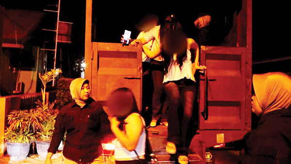 Satpol PP Razia Tempat Hiburan Malam 1 PENERTIBAN— Petugas Satpol PP Kota Padang mengamankan sejumlah wanita tanpa identitas pengenal saat melakukan razia disejumlah tempat hiburan malam, Minggu (15/6) dinihari WIB.