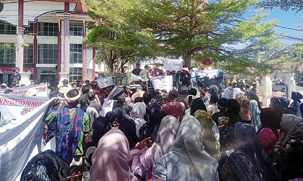 Ratusan Nelayan Air Haji Barat Geruduk Kantor DPRD Pessel, Sampaikan 7 Tuntutan, Desak Turunkan Novermal 1 UNJUK RASA— Ratusan masyarakat melayan Nagari Air Haji Barat, Kecamatan Linggo Sari Baganti, Kabupaten Pessel, melakukan aksi unjuk rasa di DPRD Pessel.