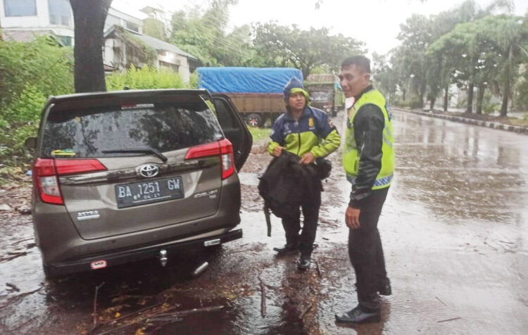 Mobil Toyota Calya Tabrak Pohon, Sopir dan 8 Penumpang Luka-luka 1 KECELAKAAN— Mobil Toyota Calya BA 1251 GW menabrak pohon di depan pergudangan Pinang Mas, Kelurahan Batung Taba Nan XX, Kecamatan Lubeg Padang.