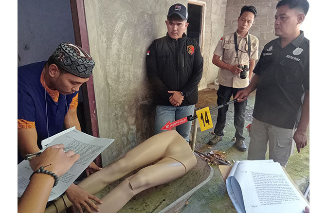 Kasus Mutilasi di Bukit Ransam, Bobi Memasak Potongan Daging Korban lalu Dimakan 1 REKONSTRUKSI— Tersangka Bobi memperagakan pembunuhan yang dilakukannya terhadap temannya di Kafe Kharisma, kawasan objek wisata Bukit Ransam, Kampung Sungai Nipah, Kabupaten Pessel.