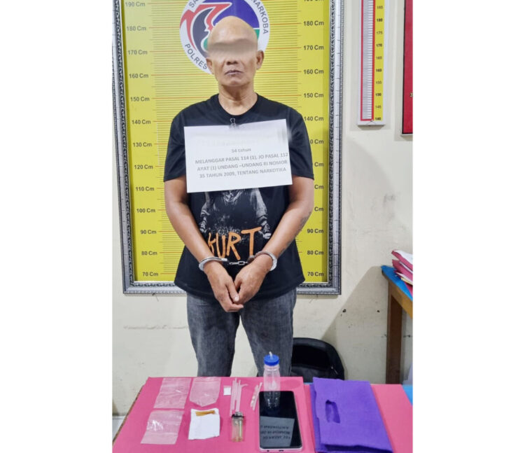 Pria Paruh Baya Terlibat Narkoba, Sabu dan Bong jadi Barang Bukti 1 NARKOBA—
Pelaku IS yang terlibat penyalahgunaan narkotika jenis sabu diamankan jajaran Satresnarkoba Polres Tanahdatar.