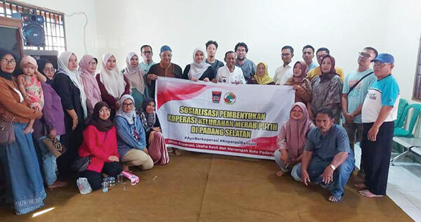 104 Kelurahan Rampungkan Pembentukan Koperasi Merah Putih 1 KOPERASI MERAH PUTIH— Hingga awal Juni ini, pembentukan Koperasi Merah Putih di Kota Padang telah rampung 100 persen. Sebanyak 104 kelurahan di 12 kecamatan kecamatan telah menyelesaikan musyawarah khusus kelurahan untuk pembentukan pengurus koperasi.