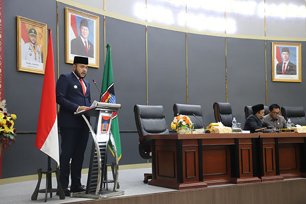 Wali Kota Sampaikan RPJMD Kota Padang 2025-2029 ke DPRD 1 rapat paripurna— Dewan Perwakilan Rakyat Daerah (DPRD) Kota Padang menggelar rapat paripurna dengan agenda Penyampaian Secara Resmi Oleh Walikota Ranperda RPJMD Kota Padang 2025-2029, Senin ( 2/6).