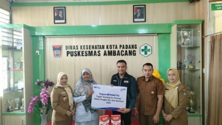 Turunkan Stunting di Padang, BRI Salurkan Bantuan 1.140 Susu Formula dan 3 Set Antropometri kepada Puskesmas Ambacang 1 Branch Manager BRI Kantor Cabang Padang, Eli Sanjoyo serahkan bantuan untuk atasi stunting kepada ini kepada Puskesmas Ambacang Kecamatan Kuranji, Senin, (26/5).