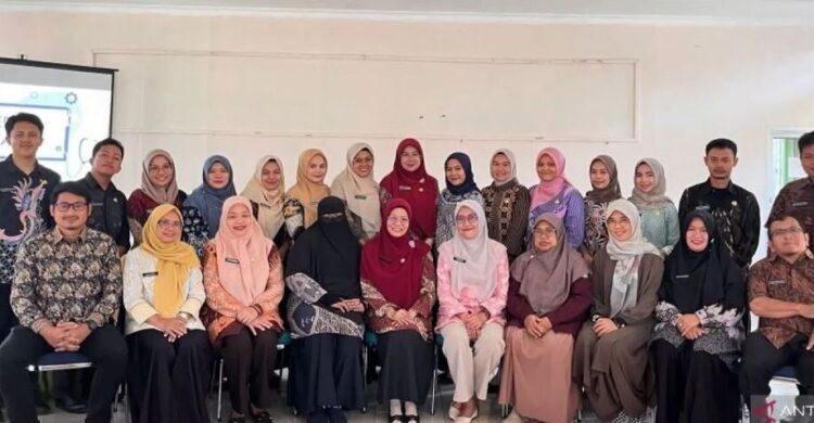 Dinkes Kota Solok Serahkan SK Pengangkatan 16 CPNS 1 FOTO BERSAMA—
Usai menerima SK, para CPNS foto bersama.