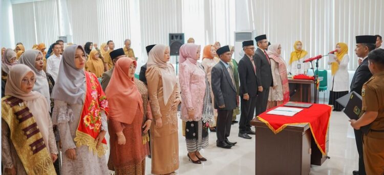 Gerbong Mutasi Pemkab Solok Bergulir, 18 Pejabat Administrator dan Pengawas Dilantik 1 LANTIK—Sekitar 18 orang pejabat administrator dan pejabat pengawas dilantik, Selasa (3/6).