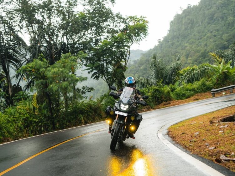 Honda Hayati Bagikan Tips, Teknik Berkendara Aman di Jalan Menurun dan Licin 1 TIPS— PT. Hayati Pratama Mandiri selaku main dealer sepeda motor Honda di Sumbar, memberikan tips dan teknik berkendara aman di jalan menurun dan licin.