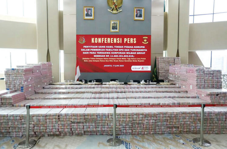 Bukan Dana Jaminan, Kejagung Pastikan Status Uang Rp 11,8 Triliun dari Kasus Dugaan Korupsi CPO Merupakan Sitaan 1 BARANG BUKTI— Barang bukti uang sitaan dari Wilmar Group senilai Rp. 11.8 Triliun saat konferensi pers kasus korupsi ekspor crude palm oil (CPO) di Gedung Bundar Jampidus Kejaksaaan Agung (Kejagung), Jakarta, Selasa (17/6).