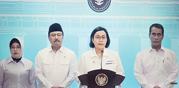 BERI KETERANGAN— Menteri Keuangan, Sri Mulyani memberikan keterangan usai mengikuti rapat terbatas dengan Presiden Prabowo Subianto di Kantor Istana Negara, Jakarta Pusat, Senin (2/6).