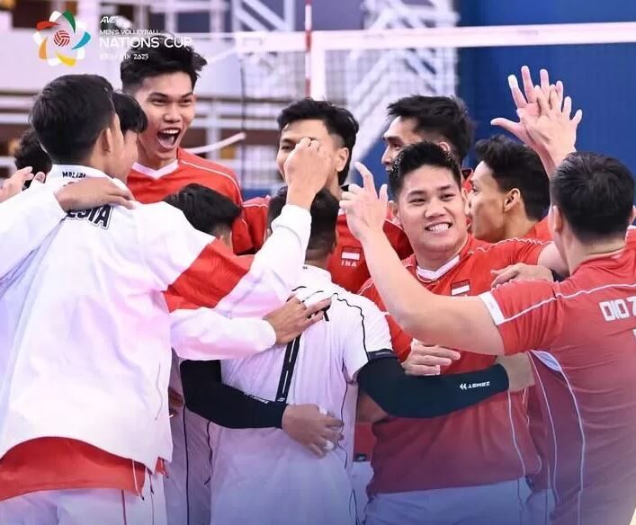 Comeback Dramatis!, Timnas Voli Putra Indonesia Taklukkan Thailand dan Lolos ke Perempat Final AVC Nations Cup 2025 1 MENANG DRAMATIS— Timnas Voli Putra Indonesia menang dramatis Thailand dan melaju ke perempat final AVC Nations Cup 2025. Bertanding di Isa Bin Rashed Hall, Manama, Bahrain, pada Rabu (18/6) malam WIB, skuad Merah Putih berhasil bangkit dari ketertinggalan dua set dan menaklukkan Thailand dengan skor 3-2