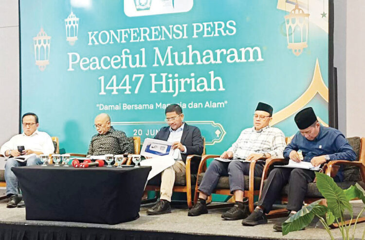 Ada 70 Juta Masyarakat Usia Nikah di Indonesia dan Mayoritas Jomblo, Pencatatan Perkawinan di KUA Menurun, Kemenag Prihatin 1 KONFERENSI PERS— Dirjen Bimas Islam Kemenag Abu Rockmad (tengah) dalam paparan kegiatan Peaceful Muharram 1447 H di Jakarta, Jumat (20/6).