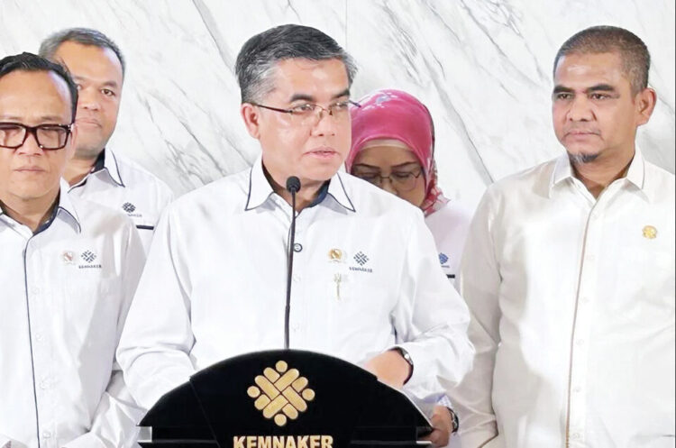 Menaker Tegaskan BSU 2025 Tanpa Potongan, Pekerja Terima Utuh Rp 600 Ribu 1 KONFERENSI PERS— Menteri Ketenagakerjaan Yassierli saat konferensi pers pencairan BSU 2025 Tahap I di Jakarta, Selasa (24/6).