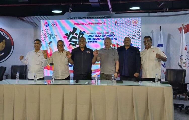 PRESS CONFERENCE— Ketua Persambi Krisna Bayu (tiga dari kiri) siap menggelar Youth and Junior World Sambo Championship 2025.