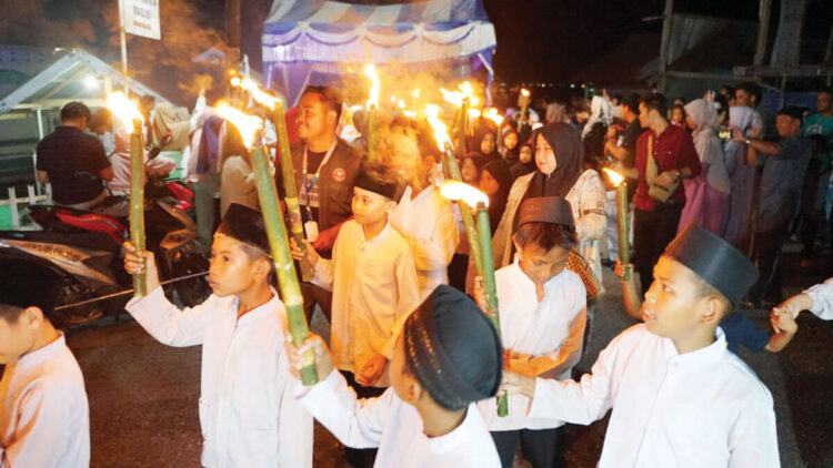 Perlombaan, Basuluah hingga Tabliq Akbar, Perayaan 1 Muharam 1447 H Bangkitkan Semangat Anak Nagari Maninjau 1 PAWAI OBOR— Pawai obor yang diikuti anak-anak didikan subuh (MDA/TPQ), se-Kenagarian Maninjau dalam menyambut Tahun Baru Islam 1 Muharam 1447 H, Kamis (26/6) malam.
