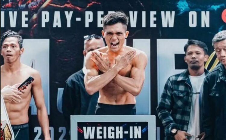 Kalahkan Kkajhe di Byon Combat 5, Aziz Calim Juara Kickstriking Nasional 61 Kg 1 JUARA NASIONAL— Aziz Calim juara nasional 61 kg usai kalahkan Kkajhe dalam laga utama Byon Combat 5 yang berlangsung di Tennis Indoor Senayan, Jakarta, Sabtu (28/6) malam hingga Minggu (29/6) dini hari WIB.