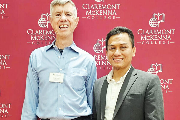 PAKAR FOLLOWERSHIP— Pakar Followership Indonesia Muhsin Budiono Nurhadi (kanan) bersama Robert Kelley yang menjadi legenda Followership dunia.