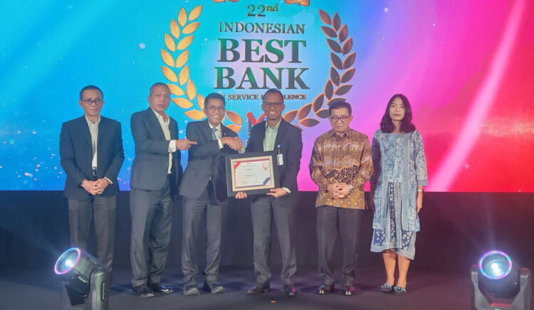 Bank Nagari Raih 2 Penghargaan Banking Service Excellence Awards, Gusti Candra: Kami Komit Tingkatkan Kualitas Layanan 1 TERIMA PENGHARGAAN—Direktur Keuangan Bank Nagari, Roni Edrian menerima dua penghargaan pada ajang Banking Service Excellence Awards 2025 yang digelar Majalah Infobank dan Marketing Research Indonesia (MRI).