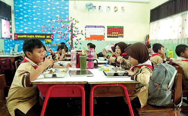 Tak Ingin MBG Bernasib Seperti Dugaan Korupsi Laptop Chromebook, DPR Alokasikan Rp 217 Triliun untuk BGN 1 ILUSTRASI— Siswa saat menyantap makanan pada program Makan Bergizi Gratis (MBG).
