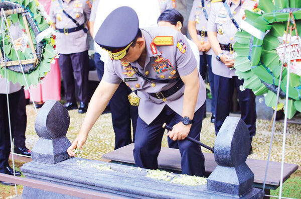 Menjelang Peringatan Hari Bhayangkara ke-79 pada 1 Juli, Kapolri Ziarah ke Makam Jenderal Hoegeng 1 ZIARAH— Kapolri Jenderal Polisi Listyo Sigit Prabowo berziarah ke makam Jenderal Hoegeng Iman Santoso pada Senin (23/6).