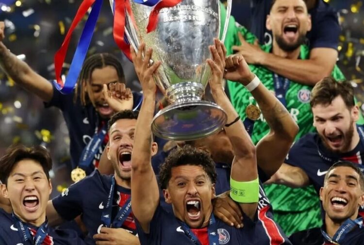 Piala Dunia Antarklub 2025 Jadi Ujian Berikutnya, PSG Segrup dengan Atletico Madrid hingga Botafogo 1 SELEBRASI JUARA— Selebrasi angkat piala pemain PSG usai di final Liga Champions mengalahkan Inter Milan dengan skor 5-0, Minggu (1/6) dini hari WIB.