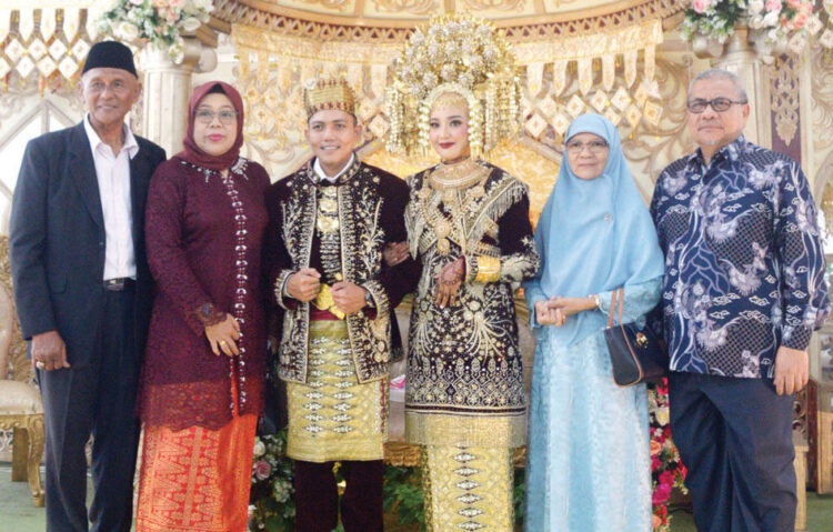 KETUA DPRD Provinsi Sumatera Barat, Muhidi menghadiri resepsi pernikahan Liestia dengan Hari.