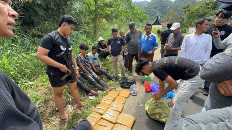 Jadi Kurir Narkoba, 3 Sekawan Bawa 17 Kg Ganja, Dibawa dari Sumut untuk Diedarkan di Sumbar 1 GANJA— Tim BNNP Sumbar dan BNNK Pasbar melakukan penangkapan terhadap tiga kurir narkoba yang membawa 17 Kg ganja.
