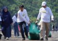 PLN & Ratusan Peserta Bergandengan Tangan di Pantai Air Manis: Aksi Nyata Cinta Bumi di Hari Lingkungan Hidup 10 PLN & Ratusan Peserta Bergandengan Tangan di Pantai Air Manis: Aksi Nyata Cinta Bumi di Hari Lingkungan Hidup