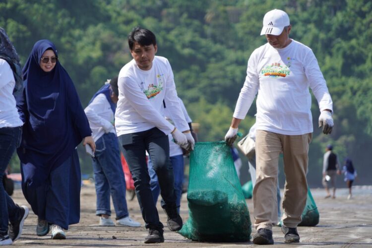 PLN & Ratusan Peserta Bergandengan Tangan di Pantai Air Manis: Aksi Nyata Cinta Bumi di Hari Lingkungan Hidup 1 30b03e9b d99f 4d46 bbc7 fcfb1b5ac838
