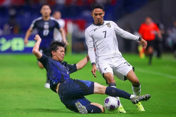 13 Negara Sudah Lolos ke Piala Dunia 2026, Timnas Indonesia Siap Berjuang di Putaran Keempat Zona Asia 1 BEREBUT BOLA— Kota Takai berebut bola dengan Marselino Ferdinan saat laga Jepang vs Indonesia.